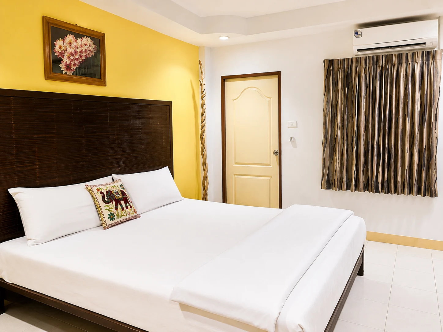 Deluxe Double Room at Me Dee Residence